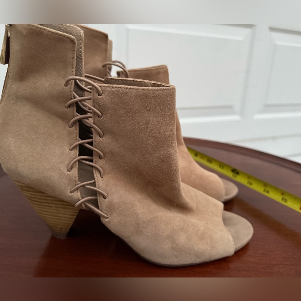 Vince Camuto Tan Suede Lace Up Peep Toe Booties Chunky Heel Women’s 9.5